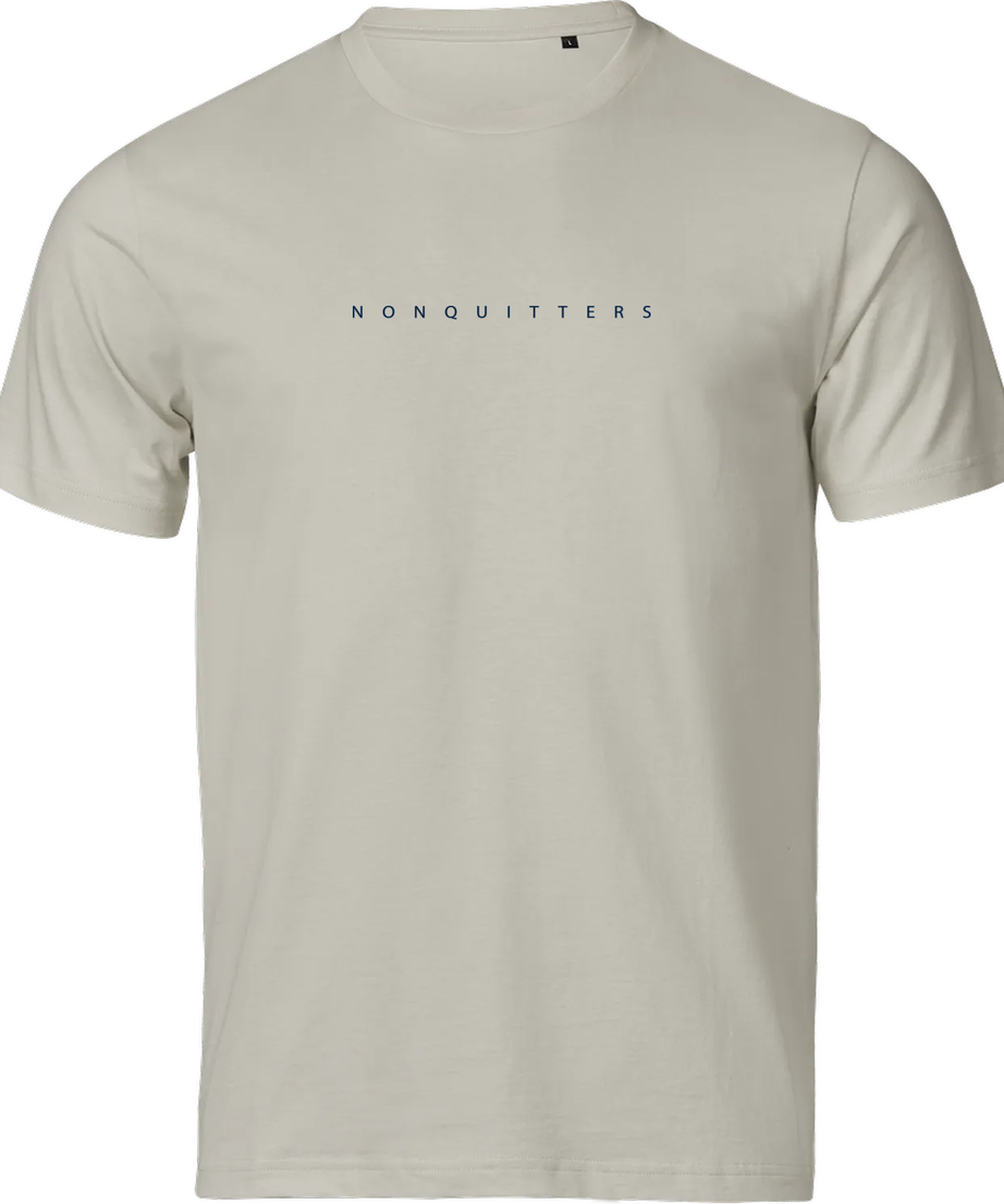 NONQUITTERS Essential T-shirt – Cement – forside