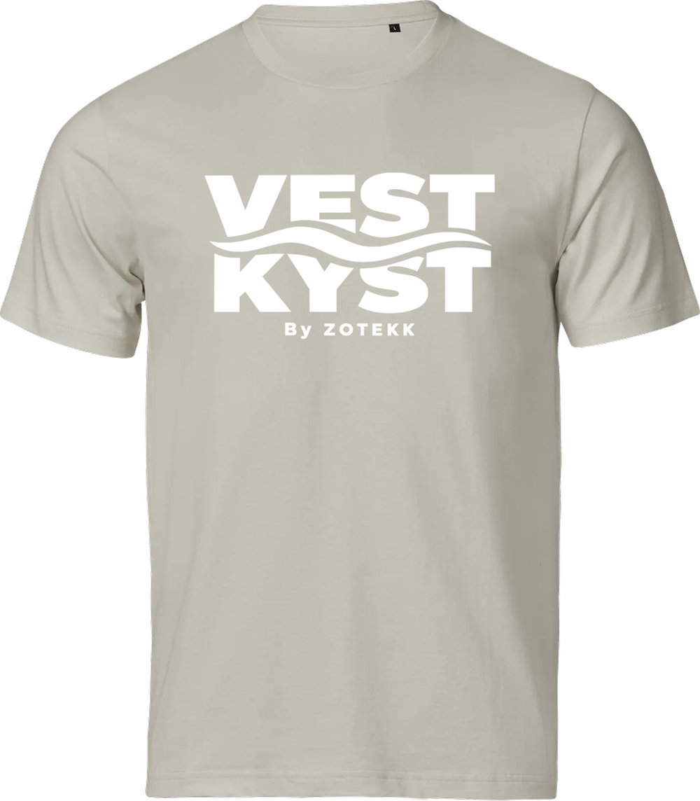VESTKYST Kystlinje T-shirt – Brysttryk – Cement med hvidt tryk, set forfra