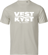 VESTKYST Kystlinje T-shirt – Brysttryk – Cement med hvidt tryk, set forfra