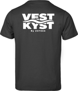 VESTKYST Kystlinje T-shirt – Rygtryk – sort med hvidt VESTKYST-tryk på ryggen