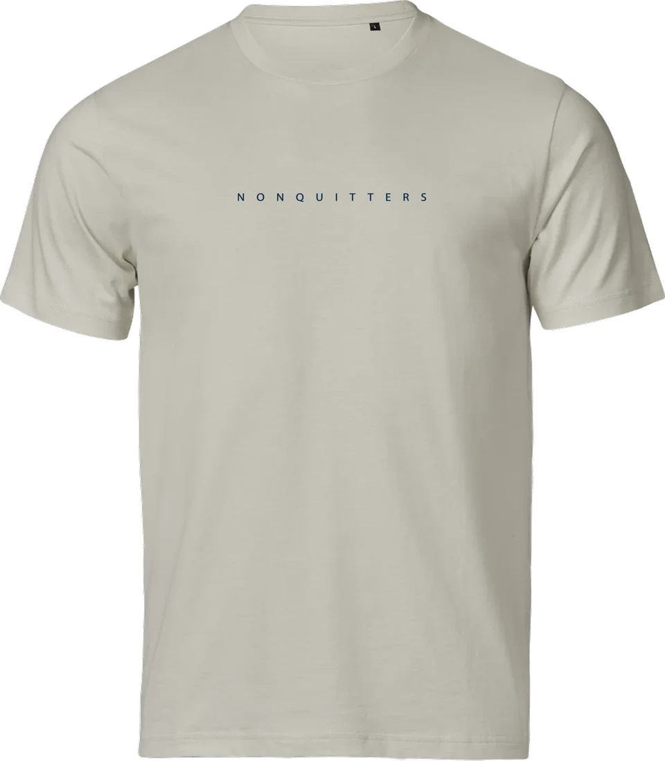 NONQUITTERS Essential T-shirt – Cement – forside
